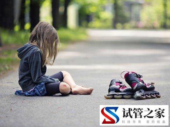 当孩子磕碰摔倒时，妈妈的做法将影响孩子一生!(图1)
