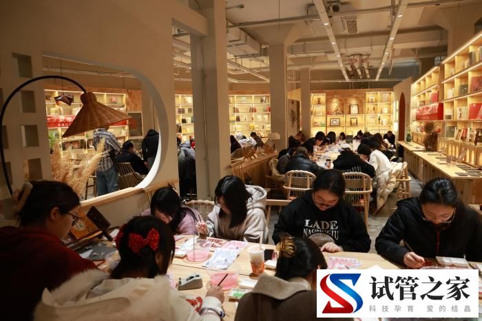 在古郡敦煌“猫冬” 多元文旅形态受青睐(图2) 在古郡敦煌“猫冬” 多元文旅形态受青睐(图2)