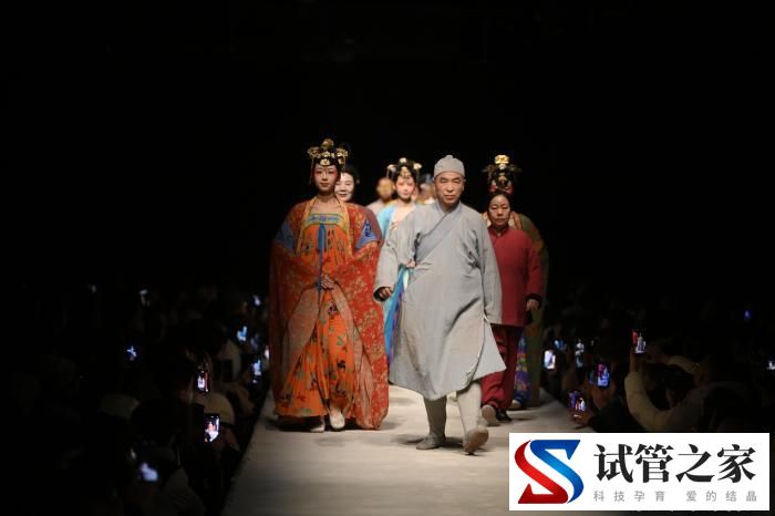 在古郡敦煌“猫冬” 多元文旅形态受青睐(图3) 在古郡敦煌“猫冬” 多元文旅形态受青睐(图3)